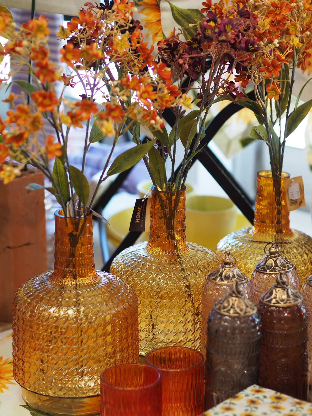 Bernstein-Glasvasen mit Blumen und Deko im Geschenkeladen Thalhammer