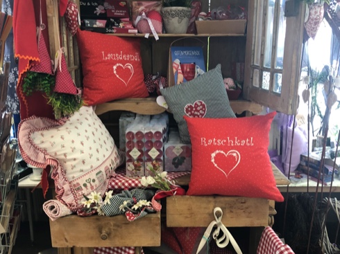 Bestickte Kissen und Geschenkdekoration im Laden Thalhammer
